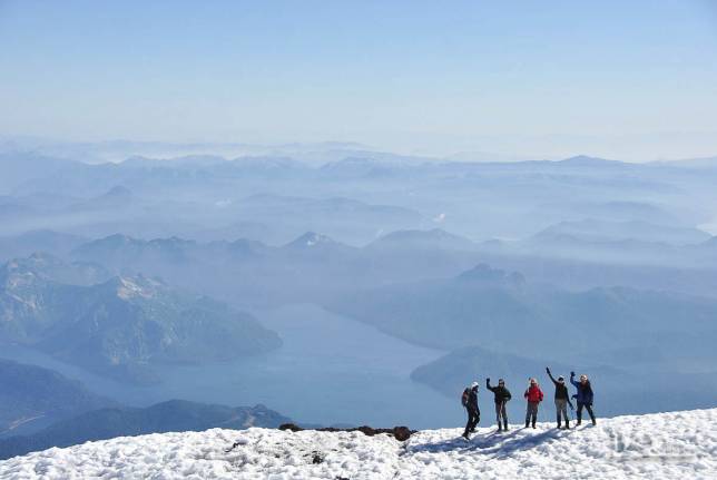 Nosso grupo festeja a chegada ao cume do vulcão Lanín, a 3.776 metros de altitude, na região de Junín de Los Andes, no sul da Argentina